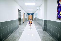 una niña en un colegio
